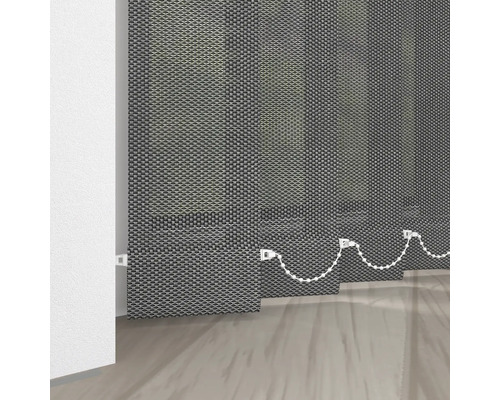 Store vénitien vertical en tissu dans la pièce