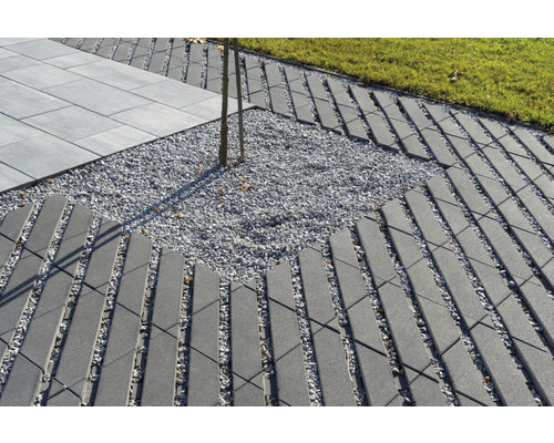 Chemin de jardin avec pelouse, gravier et dalles en béton
