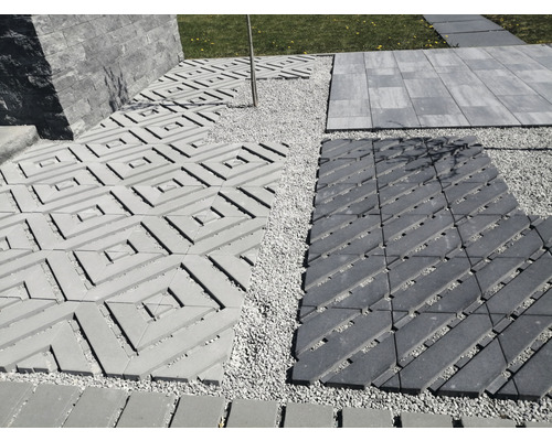 Chemin de jardin avec différents pavés et gravier