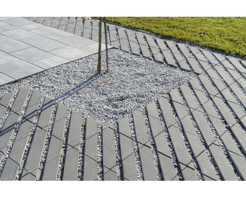 Chemin de jardin avec dalles en béton et gravier décoratif