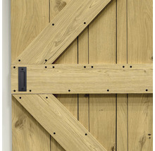 Detailansicht einer Holztür mit Beschlägen und Griff