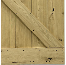 Detailansicht einer Holztür mit diagonalem Verstrebungsbrett