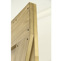 Detailansicht eines Holzregals mit Schrauben
