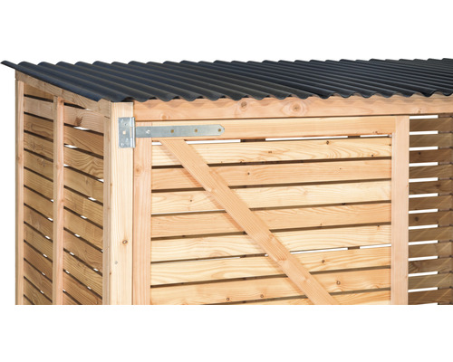 Vue détaillée d''un cabanon en bois avec toit en métal et porte en bois