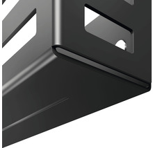 Detailansicht eines schwarzen, eckigen Regals mit Aussparungen