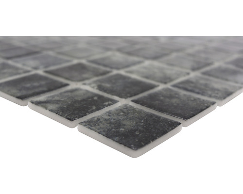 Mosaïque avec pierres carrées en verre