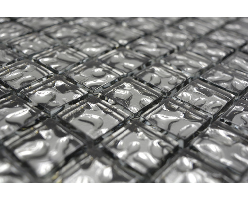 Nahaufnahme von silberfarbenen Mosaikfliesen