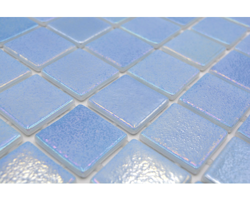 Gros plan de carreaux de mosaïque de verre carrés bleu clair.