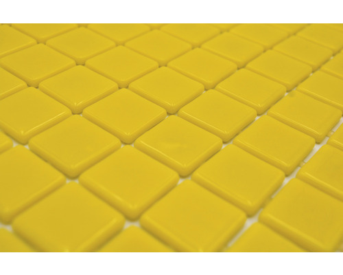 Carreaux de mosaïque jaunes, disposés en carré.