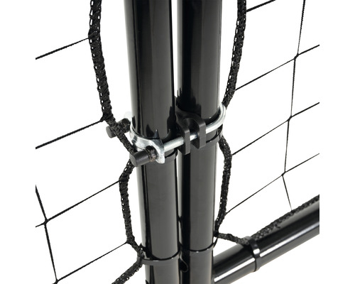 Detailansicht eines Volleyballnetzes mit Spannvorrichtung an schwarzen Pfosten