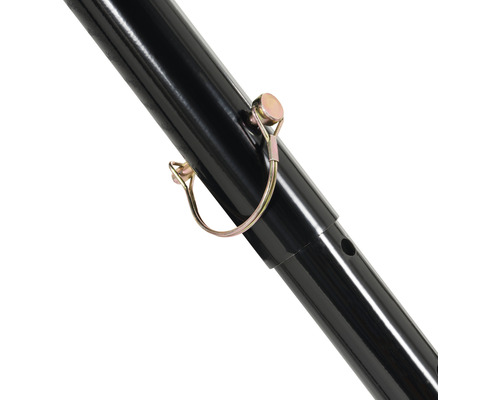 Gros plan d''une tige télescopique noire avec une goupille de sécurité pour le réglage de la hauteur.