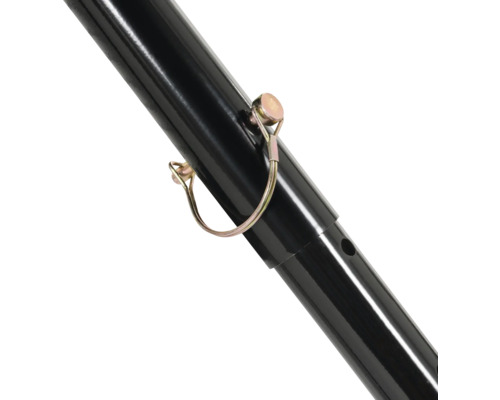 Detailansicht eines schwarzen Metallrohrs mit Sicherungsstift