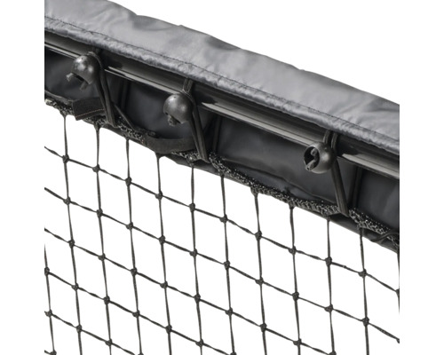 Vue détaillée d''un filet avec des éléments de fixation sur une barre