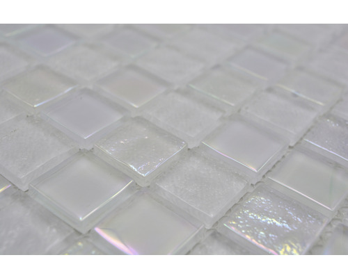 Gros plan d''une mosaïque de verre blanche.