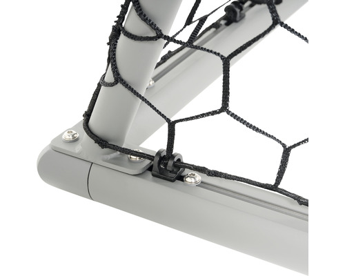 Vue détaillée d''un but de football avec filet et fixation