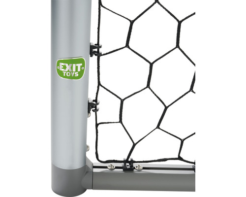 Gros plan d''un but de football avec filet et logo Exit Toys.