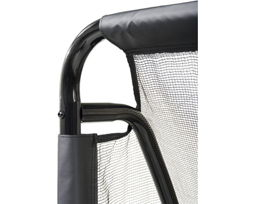 Vue détaillée d''un filet pare-ballons avec cadre noir