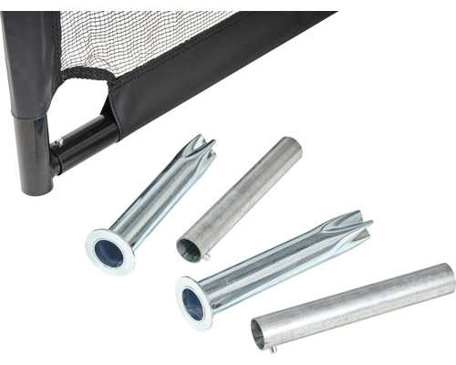 Gros plan d''un trampoline avec ancrages au sol et barres