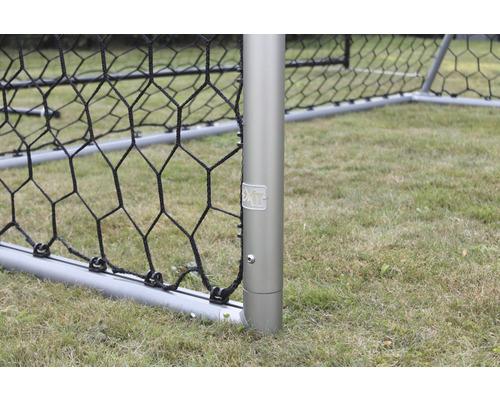 Detailansicht eines Fussballtors mit Netz und EXIT Logo.