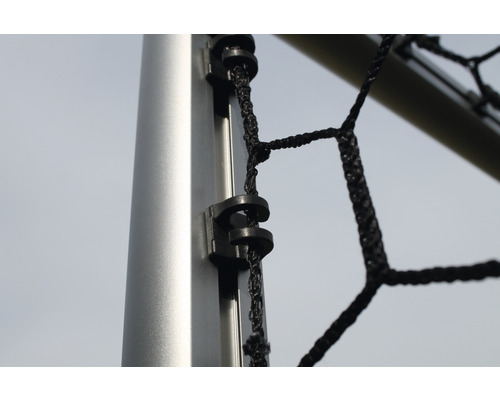 Detailansicht eines Fussballnetz-Befestigungsclips an einer Torstange