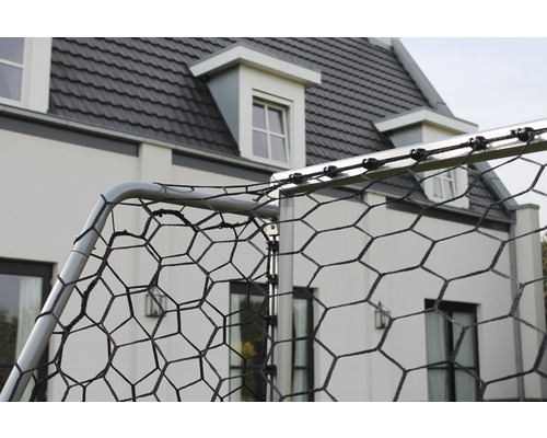 Detailansicht eines Fußballtors mit Netz vor einem Haus