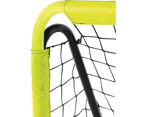 Vue détaillée d''un but de football avec filet