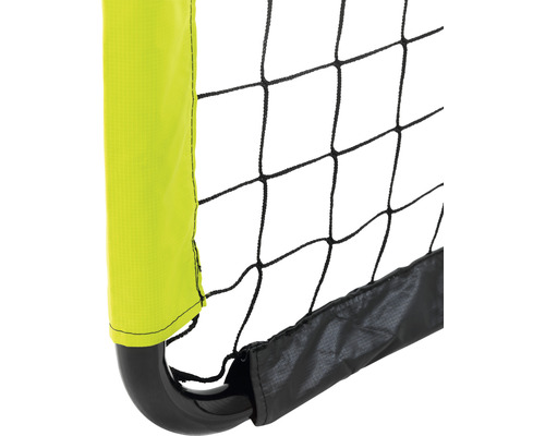 Vue détaillée d''un but de football avec filet