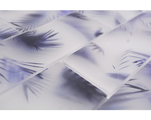 Nahaufnahme von Mosaikfliesen mit Pflanzenmuster