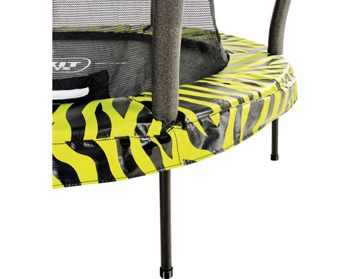 Vue détaillée d''un trampoline de jardin avec filet de sécurité et bord rembourré