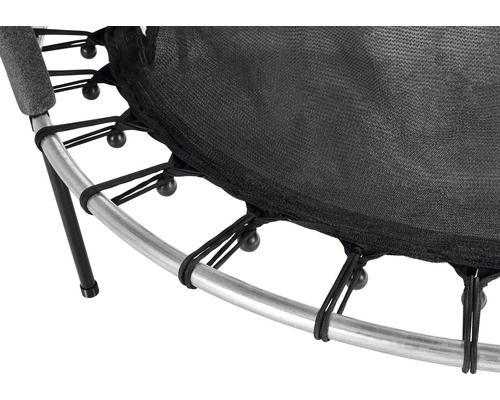 Vue détaillée d''un trampoline avec toile de saut noire, cadre argenté et bandes élastiques