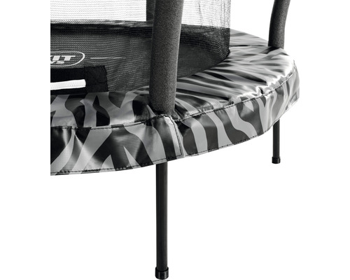 Vue détaillée d''un trampoline de jardin avec motif zébré