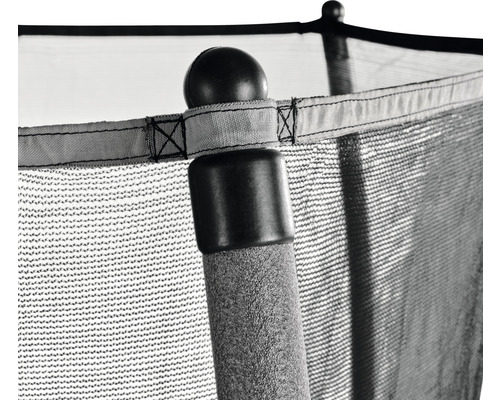 Gros plan d''un filet de sécurité de trampoline avec des barres