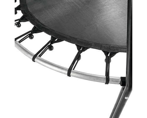 Vue détaillée d''un trampoline avec toile de saut noire et cadre argenté