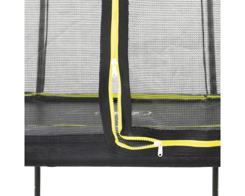 Gros plan du filet de sécurité d''un trampoline avec fermeture éclair