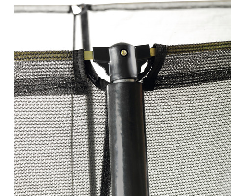 Gros plan d''un filet de sécurité de trampoline avec barre de support