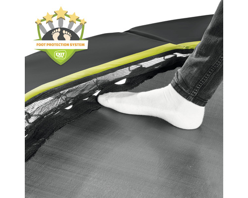 Gros plan d''un trampoline avec système de protection des pieds et d''une personne en chaussettes testant la protection