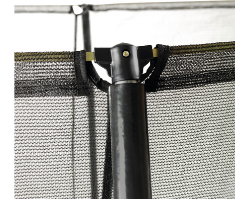 Gros plan d''un filet de sécurité de trampoline avec une barre noire et un connecteur noir.