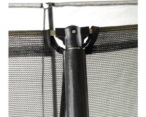 Detailaufnahme eines Trampolinsicherheitsnetzes mit Stützpfosten