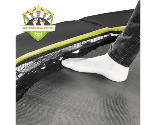 Gros plan d''un trampoline avec système de protection des pieds et pied