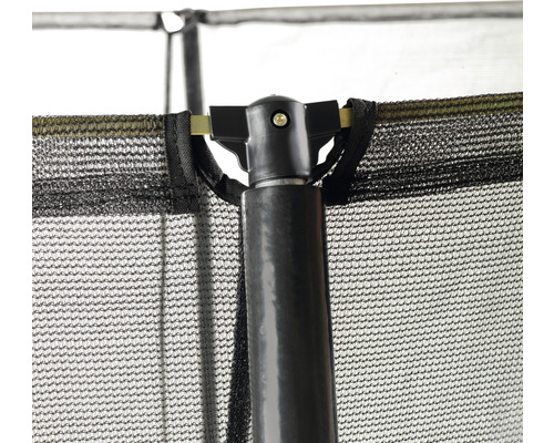 Gros plan d''un trampoline avec filet de sécurité et connexion du cadre.