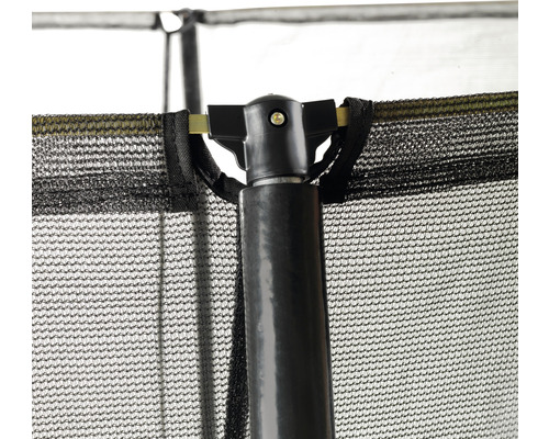 Gros plan d''un filet de sécurité de trampoline avec barre de cadre et connecteur