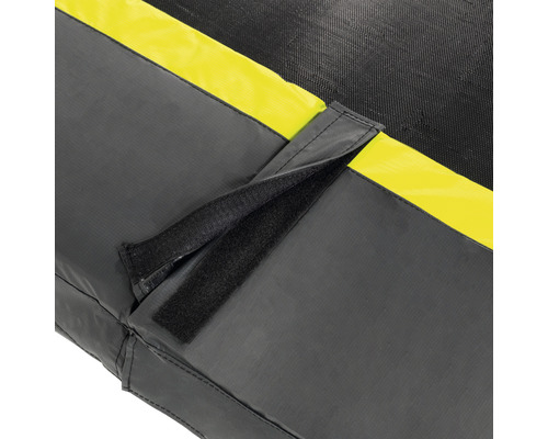 Detail einer Trampolinabdeckung mit Klettverschluss