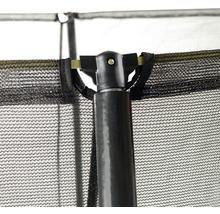 Gros plan d''un filet de sécurité de trampoline avec poteaux de support.