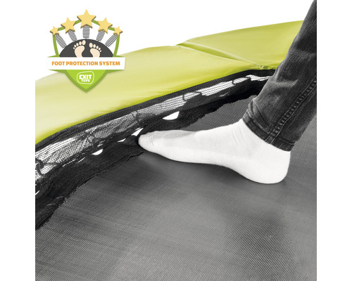 Gros plan sur un trampoline avec un pied sous le bord de protection et le logo Système de protection des pieds.
