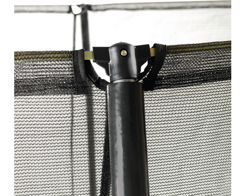 Gros plan d''un filet de sécurité de trampoline fixé à un poteau