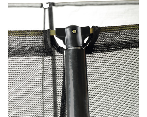 Gros plan d''un trampoline avec filet de sécurité et barre de cadre.