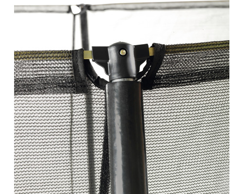 Gros plan d''un filet de sécurité de trampoline avec une barre de cadre.