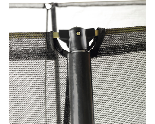 Gros plan du filet de sécurité d''un trampoline avec fixation noire.