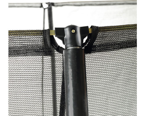 Gros plan d''un trampoline avec filet de sécurité et poteaux de soutien