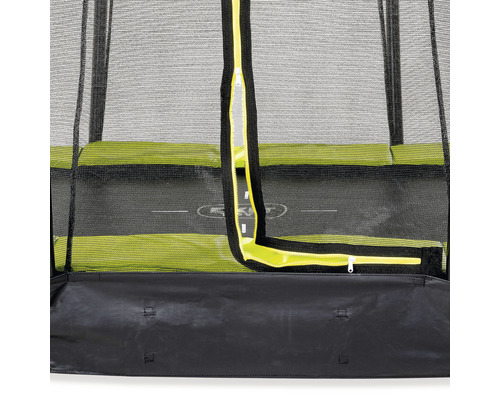 Gros plan sur un trampoline avec filet de sécurité et fermeture éclair